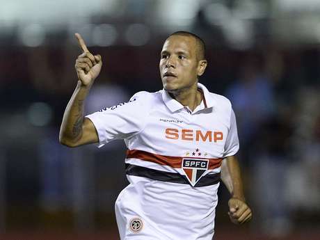 Luis Fabiano teve noite de gala com três gols <p>Luis Fabiano teve noite de gala com três gols</p>