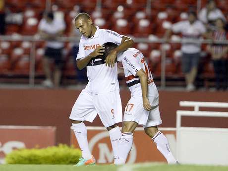 Luis Fabiano e Oswaldo fizeram parceria que arrasou Rio Claro no primeiro tempo <p>Luis Fabiano e Oswaldo fizeram parceria que arrasou Rio Claro no primeiro tempo</p>
