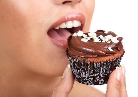 É alto o nível de açúcar refinado que o corpo irá receber, ao ingerir doces, fazendo com que ocorra uma inflamação das células e, consequentemente, o aparecimento das celulites É alto o nível de açúcar refinado que o corpo irá receber, ao ingerir doces, fazendo com que ocorra uma inflamação das células e, consequentemente, o aparecimento das celulites