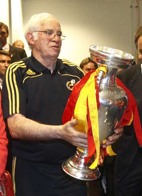 Aragonés foi o responsável pelo título da Eurocopa de 2008, primeiro de uma série de conquistas da seleção espanhola Aragonés foi o responsável pelo título da Eurocopa de 2008, primeiro de uma série de conquistas da seleção espanhola