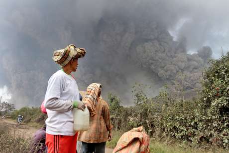 Moradores observam a nuvem da erupção do vulcão <p>Moradores observam a nuvem da erupção do vulcão</p>