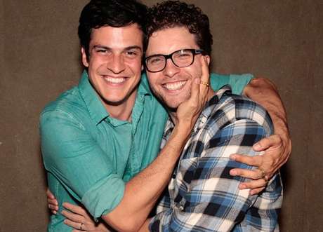 Mateus Solano e Thiago Fragoso se abraçam ao fim da novela Mateus Solano e Thiago Fragoso se abraçam ao fim da novela
