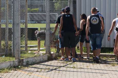 Para Polícia Militar, torcedores corintianos entraram pela porta da frente do CT Joaquim Grava <p>Para Polícia Militar, torcedores corintianos entraram pela porta da frente do CT Joaquim Grava</p>