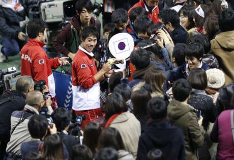 Nishikori festeja com a torcida importante vitória na Copa Davis <p>Nishikori festeja com a torcida importante vitória na Copa Davis</p>