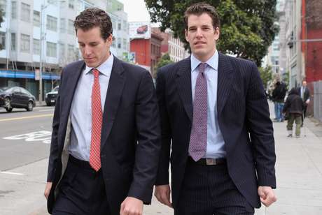 Getty Images <p>Os irmãos gêmeos Cameron e Tyler Winklevoss ainda preveem que este ano o mercado financeiro de Wall Street deve entrar no mercado dos bitcoins</p>