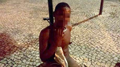 Rapaz acorrentado, nu, a um poste na avenida Rui Barbosa, no Rio <p>Rapaz acorrentado, nu, a um poste na avenida Rui Barbosa, no Rio</p>