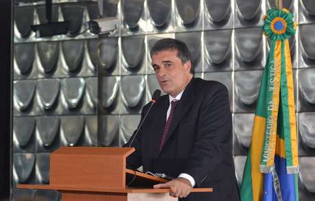 Ministro da Justiça, José Eduardo Cardozo, afirmou que a médica não será considerada uma estrangeira irregular no Brasil enquanto não for desligada do Programa Mais Médicos pelo Ministério da Saúde Ministro da Justiça, José Eduardo Cardozo, afirmou que a médica não será considerada uma estrangeira irregular no Brasil enquanto não for desligada do Programa Mais Médicos pelo Ministério da Saúde