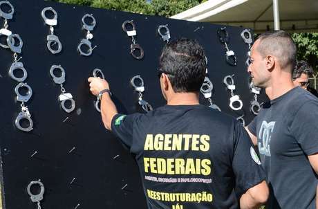 Policiais federais penduram algemas em protesto por aumento salarial Policiais federais penduram algemas em protesto por aumento salarial