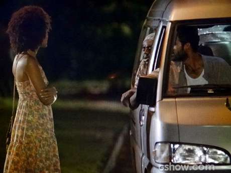 Neidinha (Jessica Barbosa) entra em uma van com três homens Neidinha (Jessica Barbosa) entra em uma van com três homens