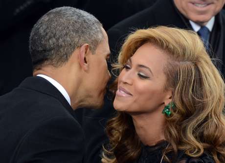 Barack Obama cumprimenta a cantora Beyoncé após ela cantar o hino nacional americano durante evento no Capitólio em janeiro de 2013 Barack Obama cumprimenta a cantora Beyoncé após ela cantar o hino nacional americano durante evento no Capitólio em janeiro de 2013