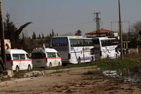 Famílias sírias deixam, em ônibus, a cidade de Homs, que virou um campo de batalha Famílias sírias deixam, em ônibus, a cidade de Homs, que virou um campo de batalha