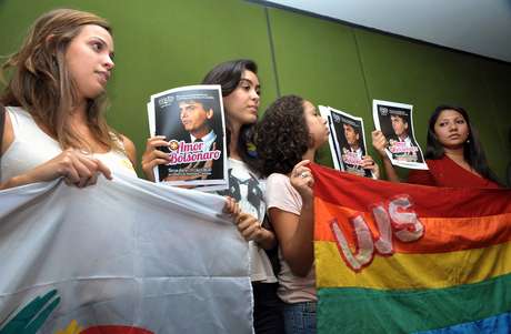 Ativistas levaram cartazes a deputados nos quais pediam "mais amor, menos Bolsonaro" Ativistas levaram cartazes a deputados nos quais pediam "mais amor, menos Bolsonaro"