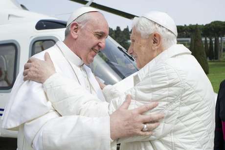 23 de março de 2013: Papa Francisco abraça o Papa Emérito Bento XVI quando ele chega à residência de verão Castelo Gandolfo <p>23 de março de 2013: Papa Francisco abraça o Papa Emérito Bento XVI quando ele chega à residência de verão Castelo Gandolfo</p>