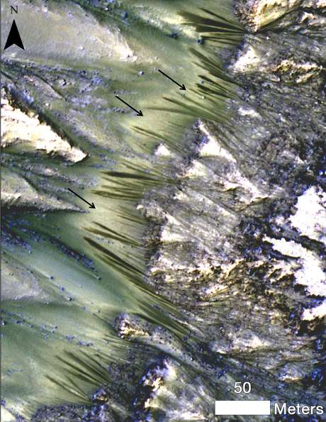 Marcas escuras aparecem em cratera do solo de marte em foto de alta resolução tirada por satélites da NASA que orbitam o planeta <p>Marcas escuras aparecem em cratera do solo de marte em foto de alta resolução tirada por satélites da NASA que orbitam o planeta</p>