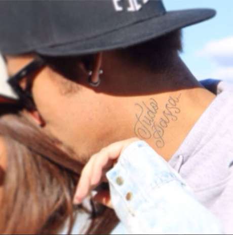 Neymar postou uma fotos de sua tatuagem com o escrito: "tudo passa" Neymar postou uma fotos de sua tatuagem com o escrito: "tudo passa"