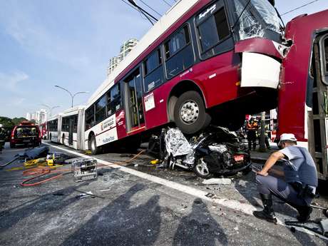 Bruno Santos / Terra <p>Acidente entre dois ônibus e um automóvel deixou dois mortos e oito feridos na avenida Vereador José Diniz </p>