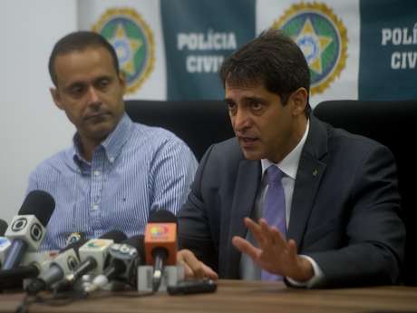 Delegado Maurício Luciano (esq.) anunciou a prisão do suspeito no município de Feira de Santana, na Bahia; ele concedeu coletiva horas depois no Rio de Janeiro ao lado do chefe da Polícia Civil, Fernando Veloso (dir.) <p>Delegado Maurício Luciano (esq.) anunciou a prisão do suspeito no município de Feira de Santana, na Bahia; ele concedeu coletiva horas depois no Rio de Janeiro ao lado do chefe da Polícia Civil, Fernando Veloso (dir.)</p>
