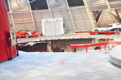 Reuters Oito Corvettes foram sugados por um enorme buraco no Museu Nacional do Corvette