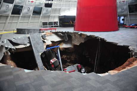Reuters Oito Corvettes foram sugados por um enorme buraco no Museu Nacional do Corvette