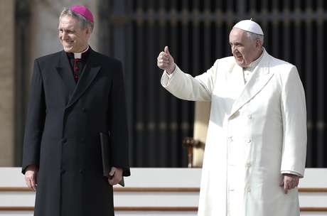 Papa Francisco alfinetou fieis que gostam de cuidar da vida alheia Papa Francisco alfinetou fieis que gostam de cuidar da vida alheia