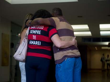 Familiares acompanham o velório do cinegrafista morto na segunda-feira Familiares acompanham o velório do cinegrafista morto na segunda-feira