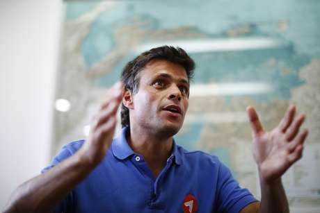 Leopoldo López pelos teve prisão decretada depois das manifestações da últiam quarta-feira, em Caracas Leopoldo López pelos teve prisão decretada depois das manifestações da últiam quarta-feira, em Caracas