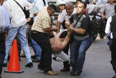 Protestos de oposição acontecem na Venezuela. Três mortos e feridos no pior distúrbio no país desde os protestos do ano passado Protestos de oposição acontecem na Venezuela. Três mortos e feridos no pior distúrbio no país desde os protestos do ano passado