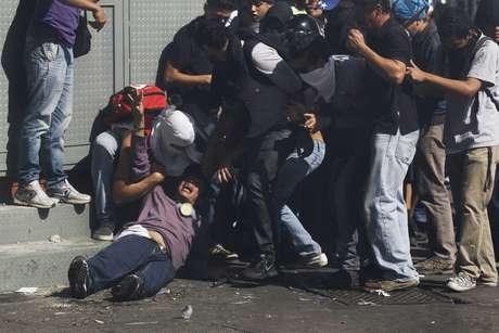 Três pessoas morreram em protestos de oposição ao presidente Maduro. Há informações de acesso fechado a Caracas Três pessoas morreram em protestos de oposição ao presidente Maduro. Há informações de acesso fechado a Caracas