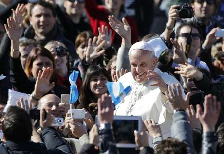 Papa Francisco se junta à multidão depois de missa e testemunho de casais, na Praça São Pedro Papa Francisco se junta à multidão depois de missa e testemunho de casais, na Praça São Pedro