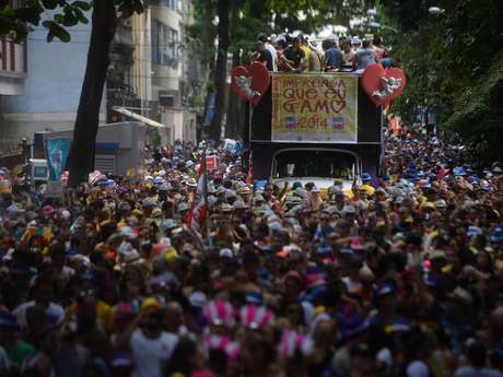 Agitando o pré-Carnaval carioca, o bloco encabeçado por jornalistas Imprensa Que Eu Gamo reuniu cerca de cinco mil foliões em seu desfile pelas ruas do bairro das Laranjeiras, na zona sul do Rio de Janeiro, neste sábado Agitando o pré-Carnaval carioca, o bloco encabeçado por jornalistas Imprensa Que Eu Gamo reuniu cerca de cinco mil foliões em seu desfile pelas ruas do bairro das Laranjeiras, na zona sul do Rio de Janeiro, neste sábado