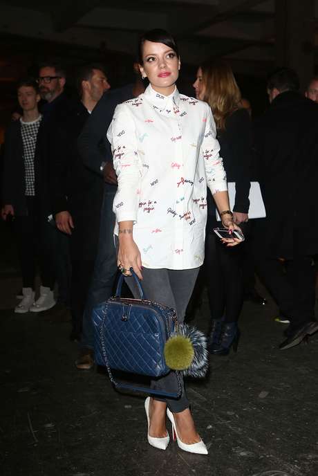 A cantora Lily Allen escolheu um casaco com pequenos desenhos para assistir da primeira fila ao desfile da grife House of Holland, durante a semana de moda de Londres, neste sábado (15) <p>A cantora Lily Allen escolheu um casaco com pequenos desenhos para assistir da primeira fila ao desfile da grife House of Holland, durante a semana de moda de Londres, neste sábado (15)</p>