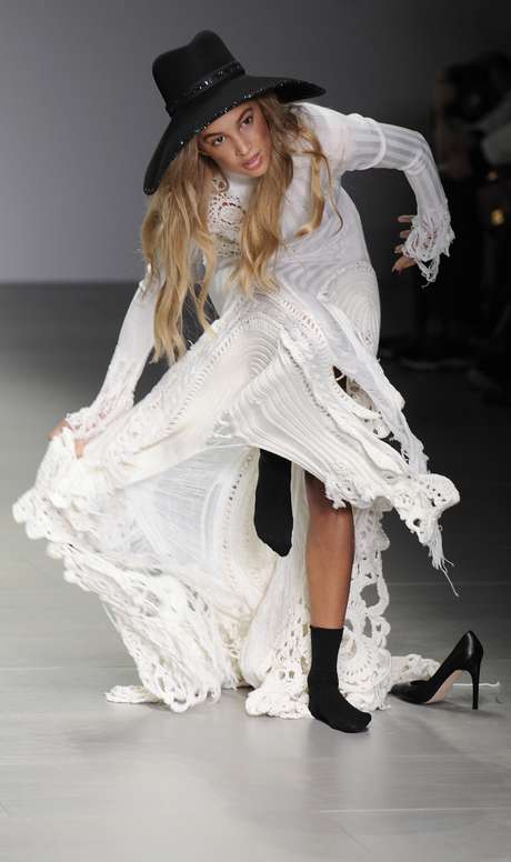 Uma modelo se atrapalhou com os recortes da barra do vestido e tropeçou durante o desfile da grife Sibling na semana de moda de Londres, na manhã deste sábado (15) <p>Uma modelo se atrapalhou com os recortes da barra do vestido e tropeçou durante o desfile da grife Sibling na semana de moda de Londres, na manhã deste sábado (15)</p>