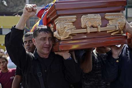 14 de fevereiro - Parentes, amigos e manifestantes velam o corpo do estudante Juan Montoya, um dos três mortos durante protestos na Venezuela 14 de fevereiro - Parentes, amigos e manifestantes velam o corpo do estudante Juan Montoya, um dos três mortos durante protestos na Venezuela