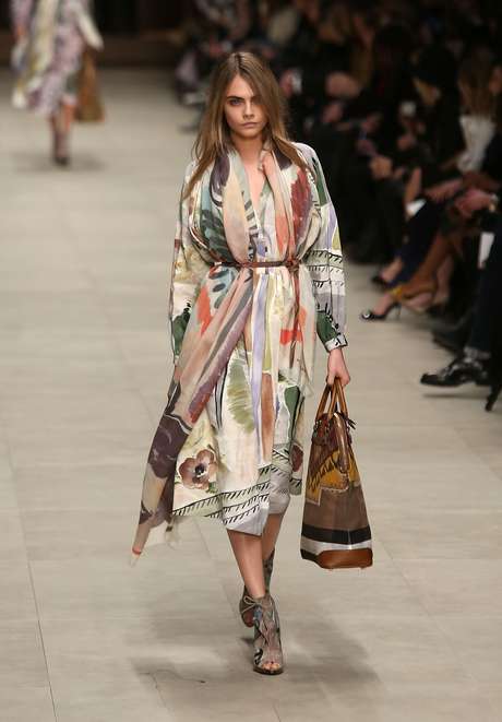 A palavra estampa é a melhor definição da coleção da Burberry Prorsum, desfilada nesta segunda-feira (16), durante a semana de moda de Londres. Com a top Cara Delevingne na passarela, a grife mostrou peças bem largas, longas ou abaixo do joelho, mas com algumas fendas estratégicas. As estampas, com cores vivas, iam desde os lenços, até os casacos, passando pelas bolsas com tendências étnicas e também os sapatos <p>A palavra estampa é a melhor definição da coleção da Burberry Prorsum, desfilada nesta segunda-feira (16), durante a semana de moda de Londres. Com a top Cara Delevingne na passarela, a grife mostrou peças bem largas, longas ou abaixo do joelho, mas com algumas fendas estratégicas. As estampas, com cores vivas, iam desde os lenços, até os casacos, passando pelas bolsas com tendências étnicas e também os sapatos</p>