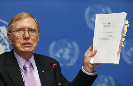 Michael Kirby mostra cópia de seu relatório durante uma coletiva da ONU realizada nesta segunda-feira, em Genebra Michael Kirby mostra cópia de seu relatório durante uma coletiva da ONU realizada nesta segunda-feira, em Genebra
