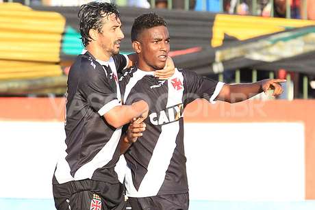 Douglas e Thalles comemoram primeiro gol vascaíno Douglas e Thalles comemoram primeiro gol vascaíno