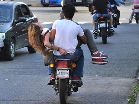 Twitter <p>Génesis Carmona fue trasladada a un hospital a bordo de una motocicleta para que fuera atendida de emergencia; las fotos del suceso circulan en las redes sociales.</p>