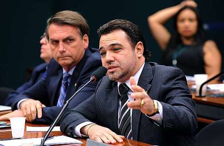 Marco Feliciano (dir.) em sessão na Câmara <p>Marco Feliciano (dir.) em sessão na Câmara</p>