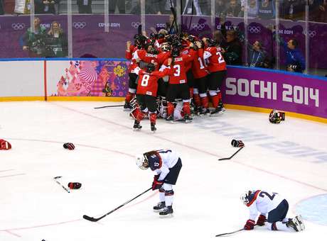 As americanas desabaram no rink desesperadas após ter chegado a liderar o placar por 2 a 0 até 3min30s do fim <p>As americanas desabaram no rink desesperadas após ter chegado a liderar o placar por 2 a 0 até 3min30s do fim</p>