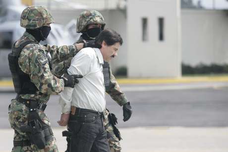 Mario Castillo / Terra México El narcotraficante más buscado en México y Estados Unidos fue trasladado en avión del estado de Sinaloa, donde fue capturado, al hangar de la Secretaría de Marina-Armada de México.