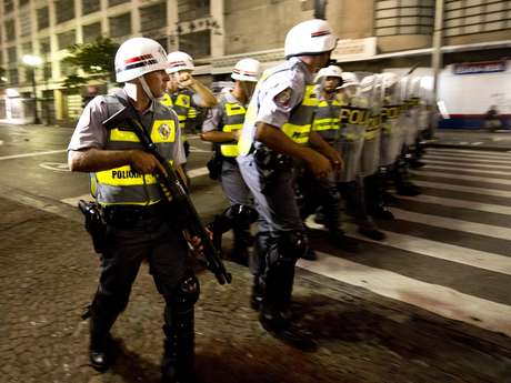 O Terra flagrou pessoas sendo detidas - parte delas por policiais da chamada Tropa do Braço O Terra flagrou pessoas sendo detidas - parte delas por policiais da chamada Tropa do Braço