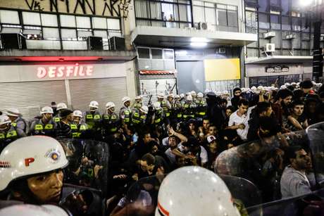 22 de fevereiro - Policiais militares cercam e isolam manifestantes detidos durante o protesto em São Paulo 22 de fevereiro - Policiais militares cercam e isolam manifestantes detidos durante o protesto em São Paulo