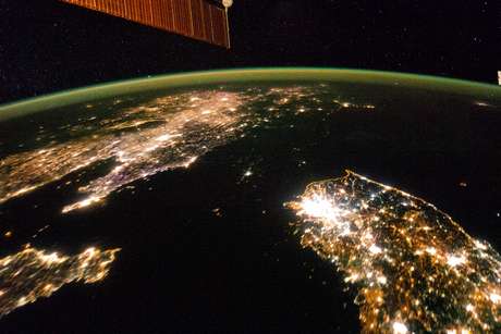 Coreia do Norte (ao centro) aparece sob a escuridão entre a China (à esquerda) e a Coreia do Sul (à direita) <p>Coreia do Norte (ao centro) aparece sob a escuridão entre a China (à esquerda) e a Coreia do Sul (à direita)</p>