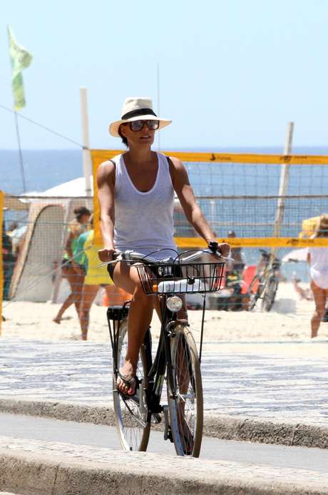 No ar em "Além do Horizonte", Carolina Ferraz preferiu pedalar para perder algumas calorias e, de quebra, aproveitar a paisagem tipicamente carioca <p>No ar em "Além do Horizonte", Carolina Ferraz preferiu pedalar para perder algumas calorias e, de quebra, aproveitar a paisagem tipicamente carioca</p>