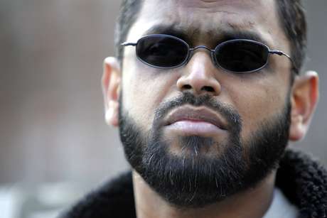 Moazzam Begg, suspeito de facilitar o terrorismo ao redor do mundo, em frente a embaixada americana em Londres, em março de 2006 Moazzam Begg, suspeito de facilitar o terrorismo ao redor do mundo, em frente a embaixada americana em Londres, em março de 2006