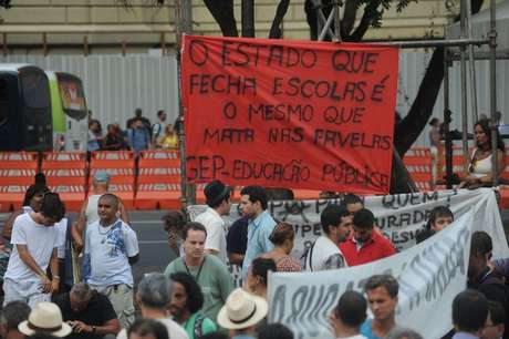 Professores fazem passeata no centro do Rio em dia de paralisação