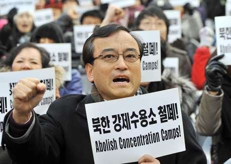 Ativistas pedem a abolição dos campos de concentração na Coreia do Norte, em dezembro de 2011 <p>Ativistas pedem a abolição dos campos de concentração na Coreia do Norte, em dezembro de 2011</p>