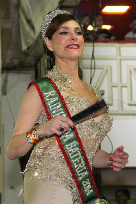 À frente dos ritmistas da Grande Rio, Christiane Torloni sempre remove a maquiagem, limpa e tonifica a pele para mantê-la perfeita aos 55 anos de idade. Além disso, gosta de usar produtos que combinem várias funções e não abre mão do filtro solar À frente dos ritmistas da Grande Rio, Christiane Torloni sempre remove a maquiagem, limpa e tonifica a pele para mantê-la perfeita aos 55 anos de idade. Além disso, gosta de usar produtos que combinem várias funções e não abre mão do filtro solar