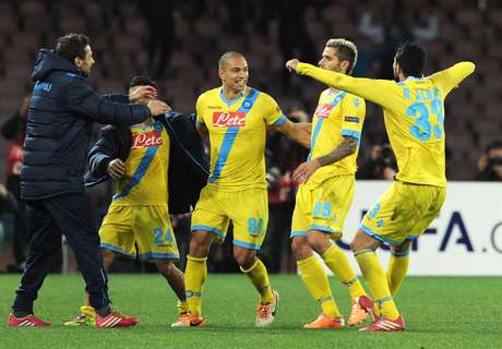 Getty Images Jogadores do Napoli comemoram gol de Inler