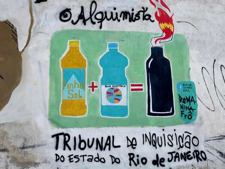 Grafite faz referência à prisão do catador, que carregava garrafas de desinfetante e água sanitária <p>Grafite faz referência à prisão do catador, que carregava garrafas de desinfetante e água sanitária</p>